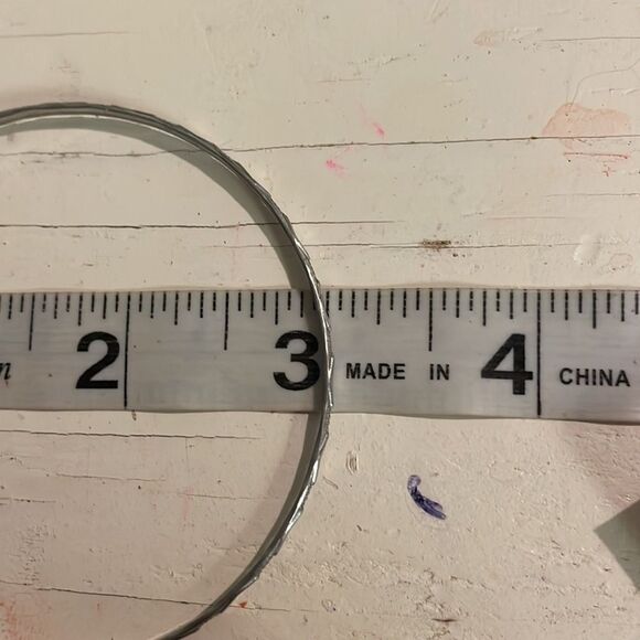 Retro 1990s 7.5” polished silver tone diamond etched stackable bangle bracelet - Picture 9 of 10